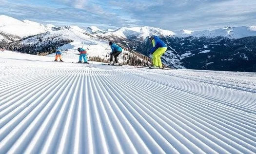 Půjčovna lyží a snowboardů